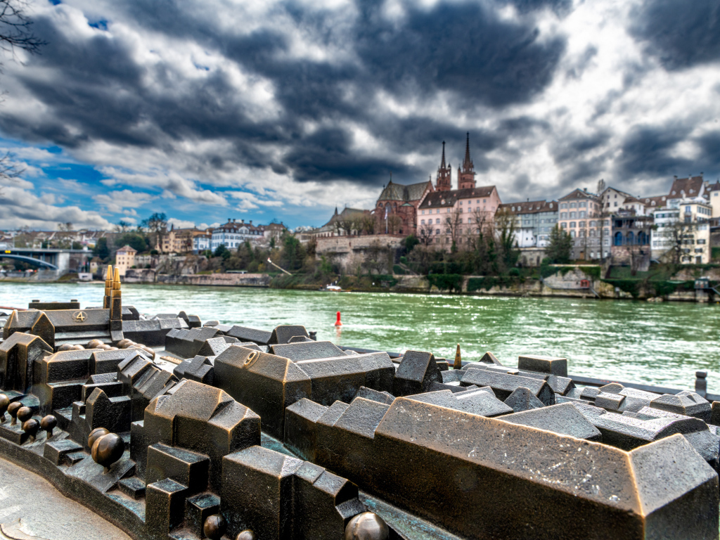 Густые облака над городом у реки, Швейцария