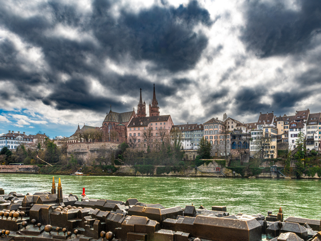 Грозовые облака над домами у реки, Швейцария