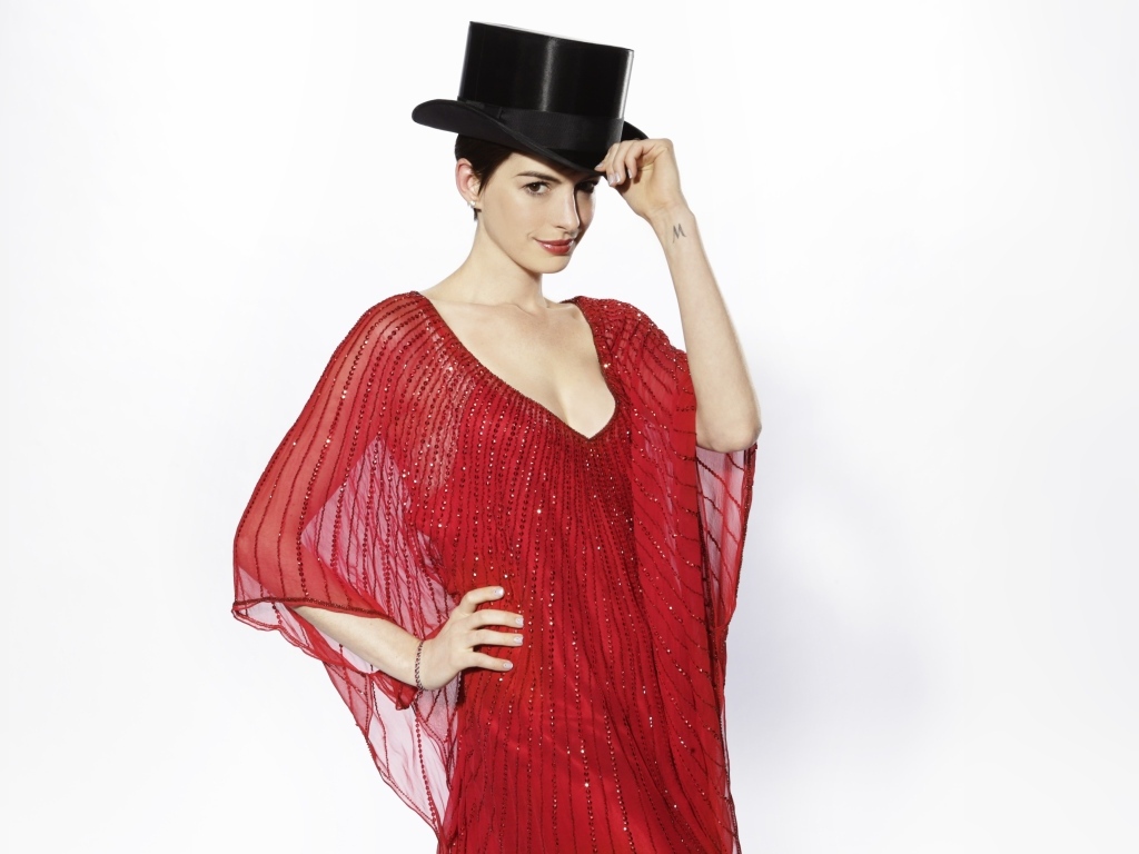 Актриса Энн Хэтэуэй в красном платье на белом фоне