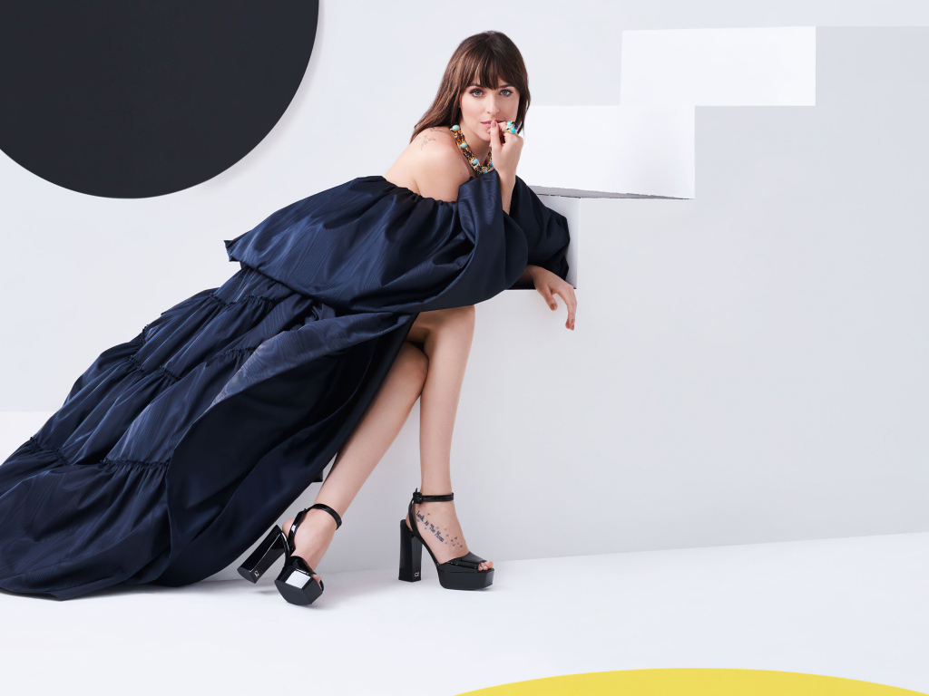 Актриса Дакота Джонсон в красивом черном платье