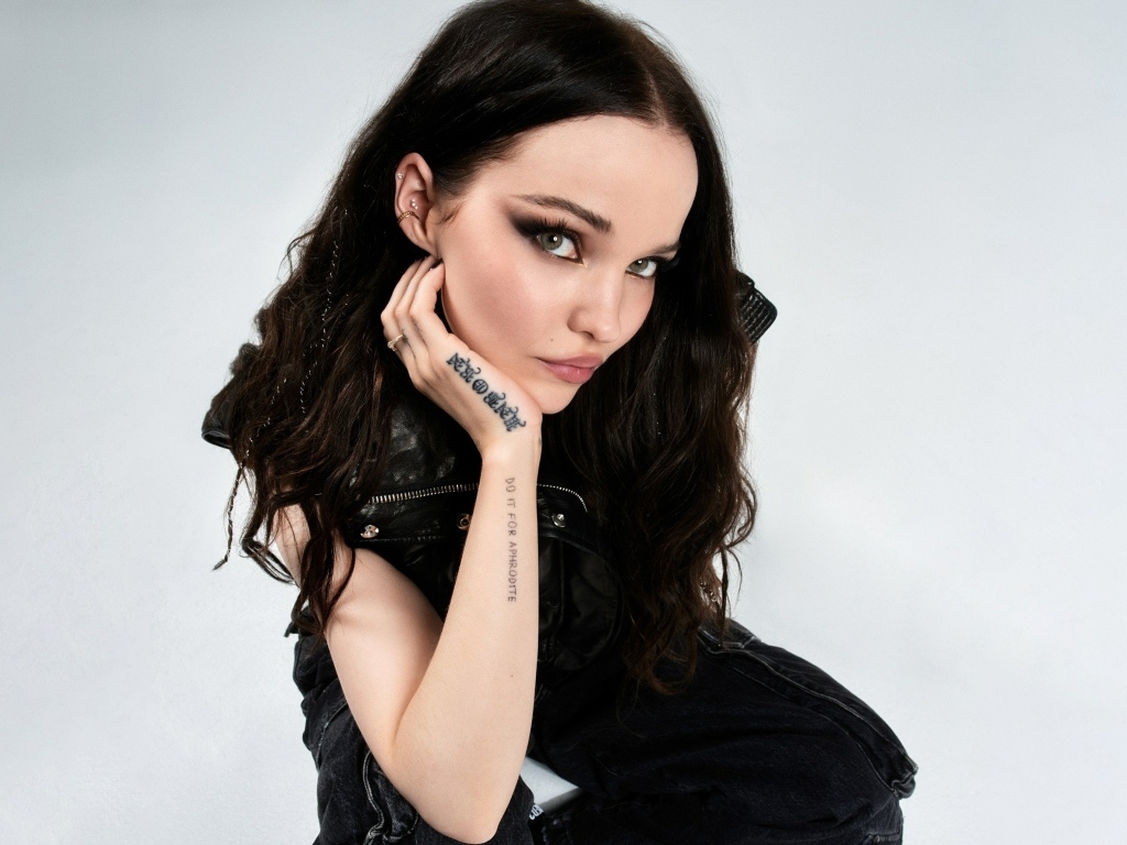 Актриса Дав Кэмерон с темными волосами