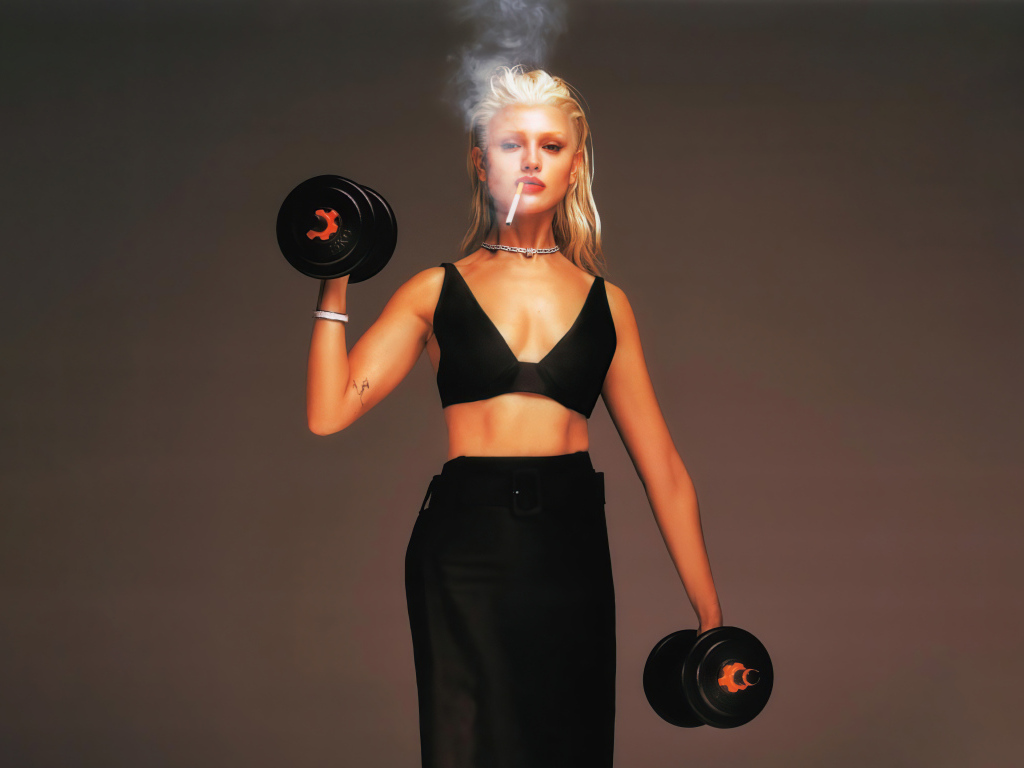 Актриса Эйса Гонсалес с гантелями в руках