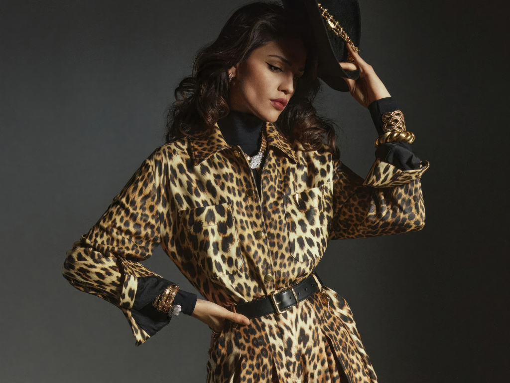 Актриса Эйса Гонсалес в леопардовом пальто