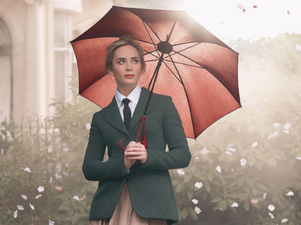 Актриса Эмили Блант стоит под зонтом