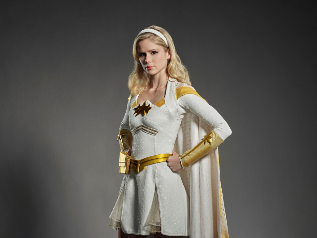 Актриса Эрин Мориарти в платье на сером фоне