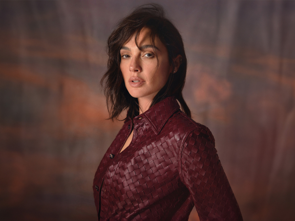 Актриса Галь Гадот в красной кожаной куртке