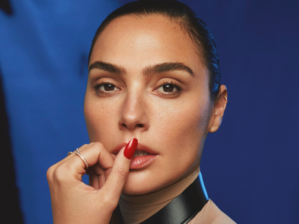 Красный маникюр у актрисы Галь Гадот