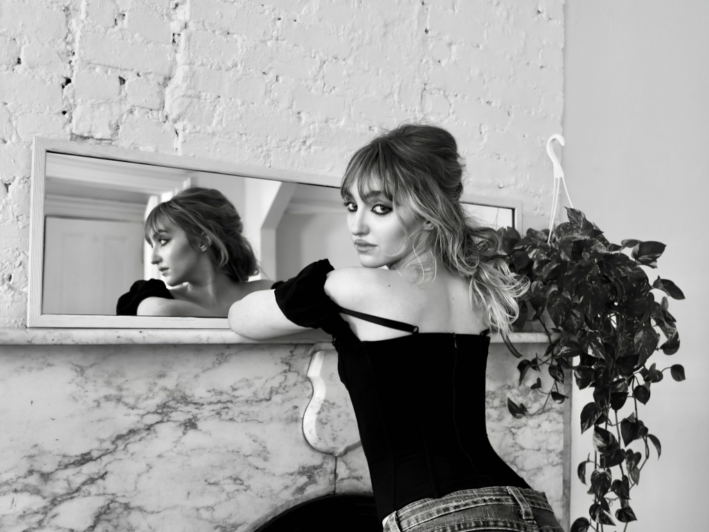 Актриса Гален Хоппер стоит у зеркала