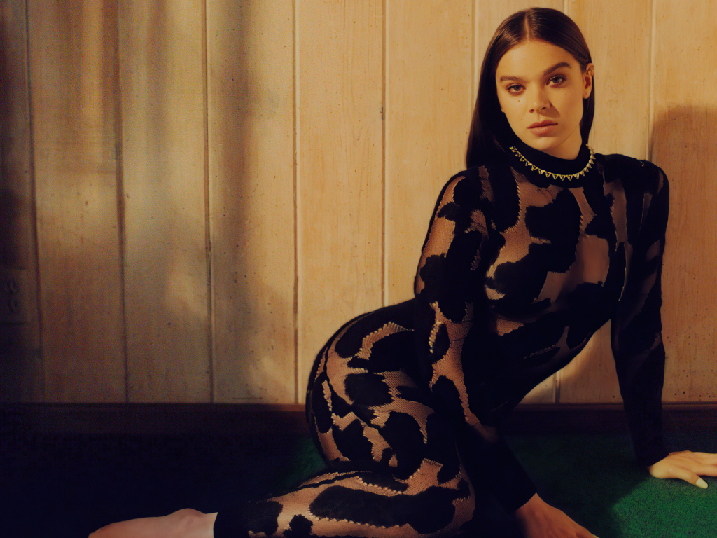 Актриса Хейли Стейнфилд в черном платье у стены