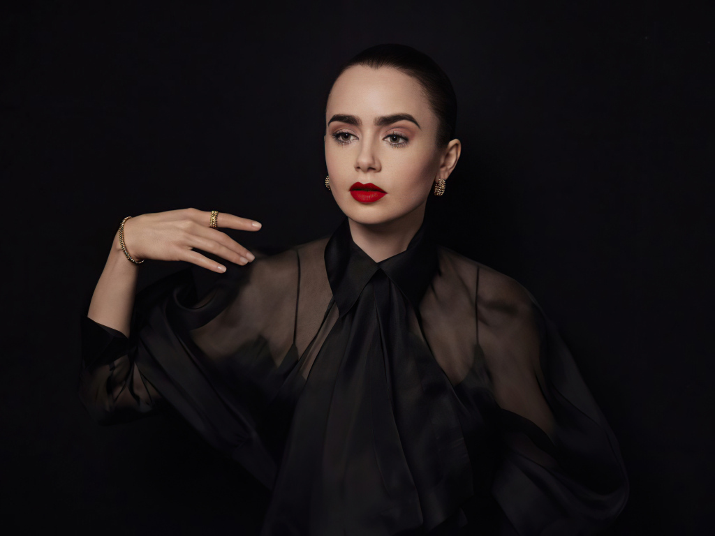 Актриса Лили Коллинз в черном наряде