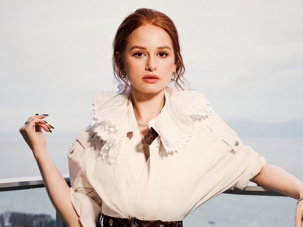 Актриса Мэделин Петш стоит у окна 