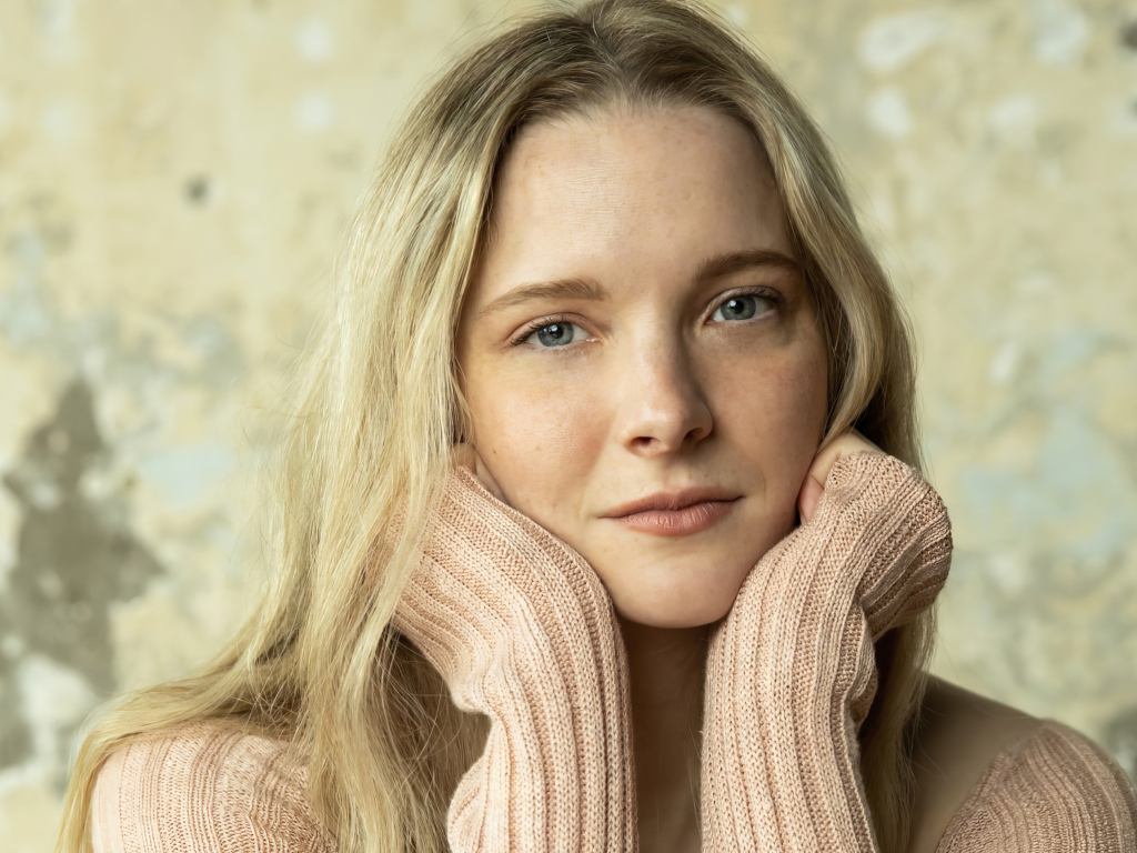 Актриса Морфидд Кларк в свитере