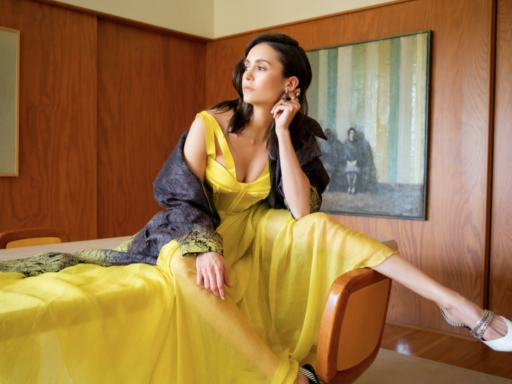 Актриса Нина Добрев в желтом платье