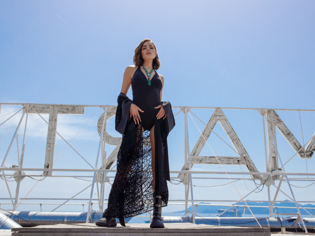 Актриса Оливия Калпо в черном купальнике