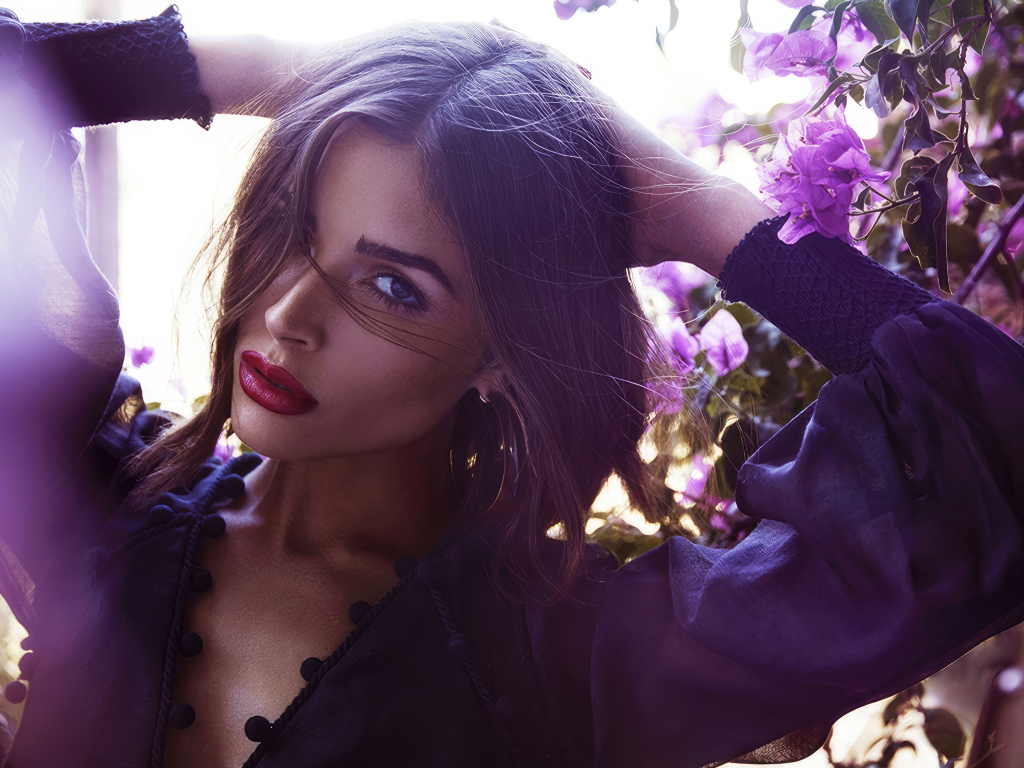 Актриса Оливия Калпо стоит у дерева