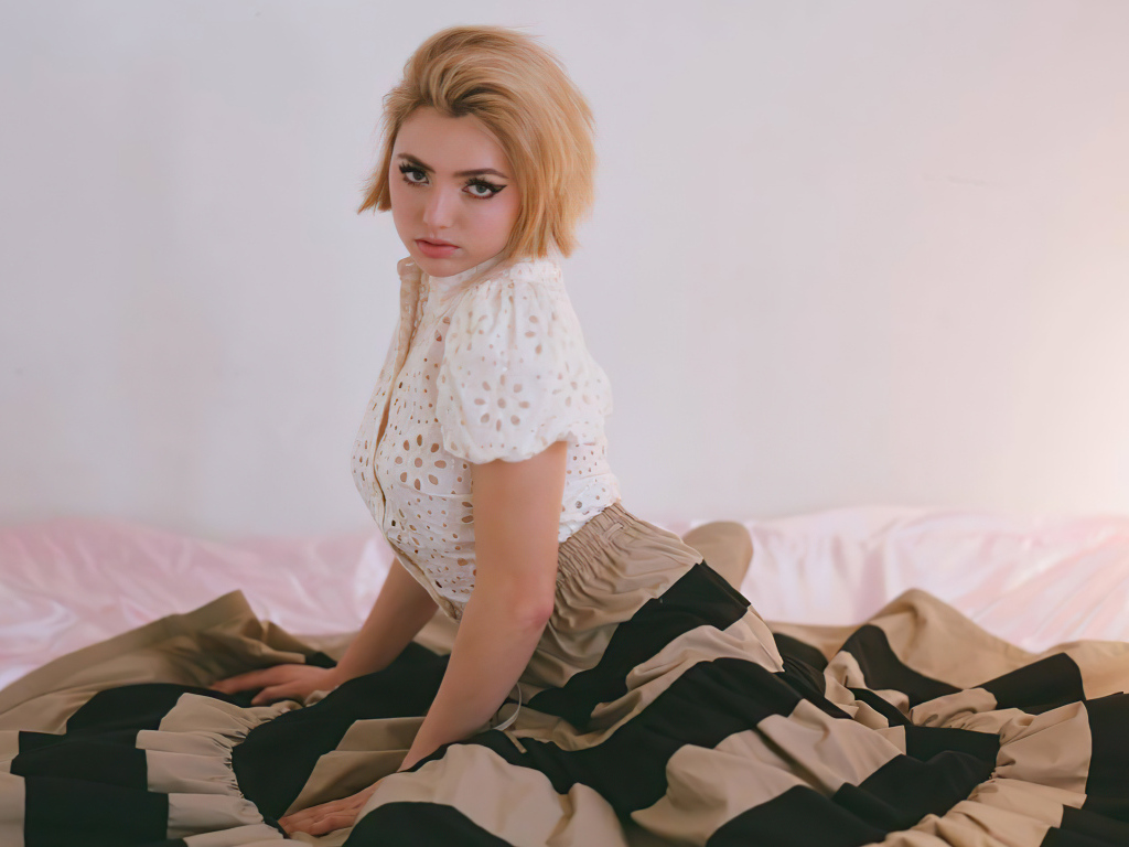 Актриса Пейтон Рой Лист сидит на кровати