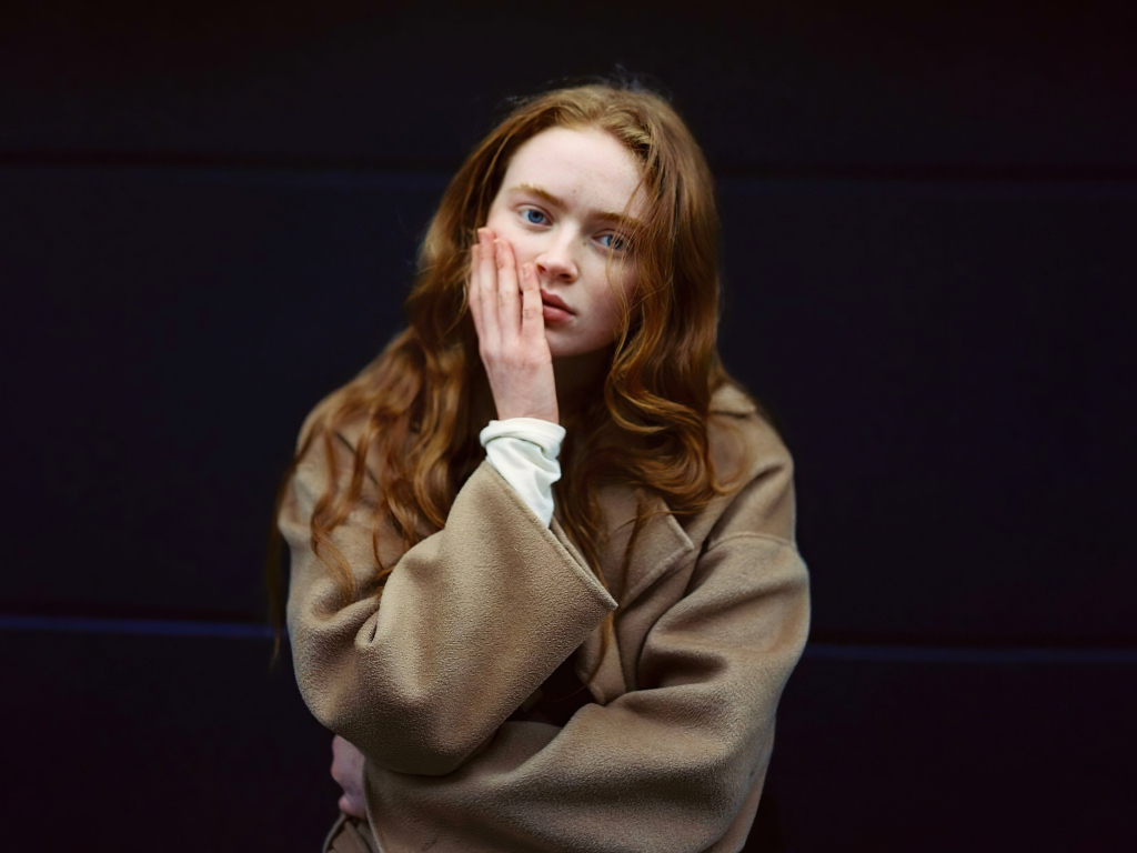 Актриса Сэди Синк на черном фоне