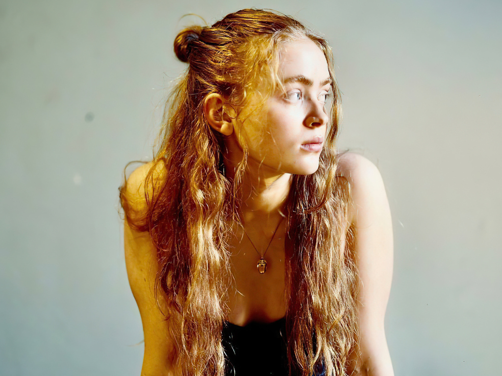 Актриса Сэди Синк на сером фоне