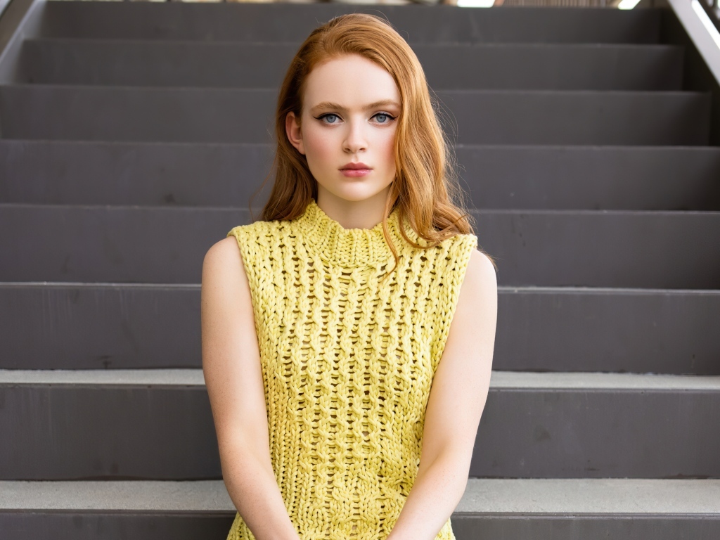 Актриса Сэди Синк сидит на ступеньках