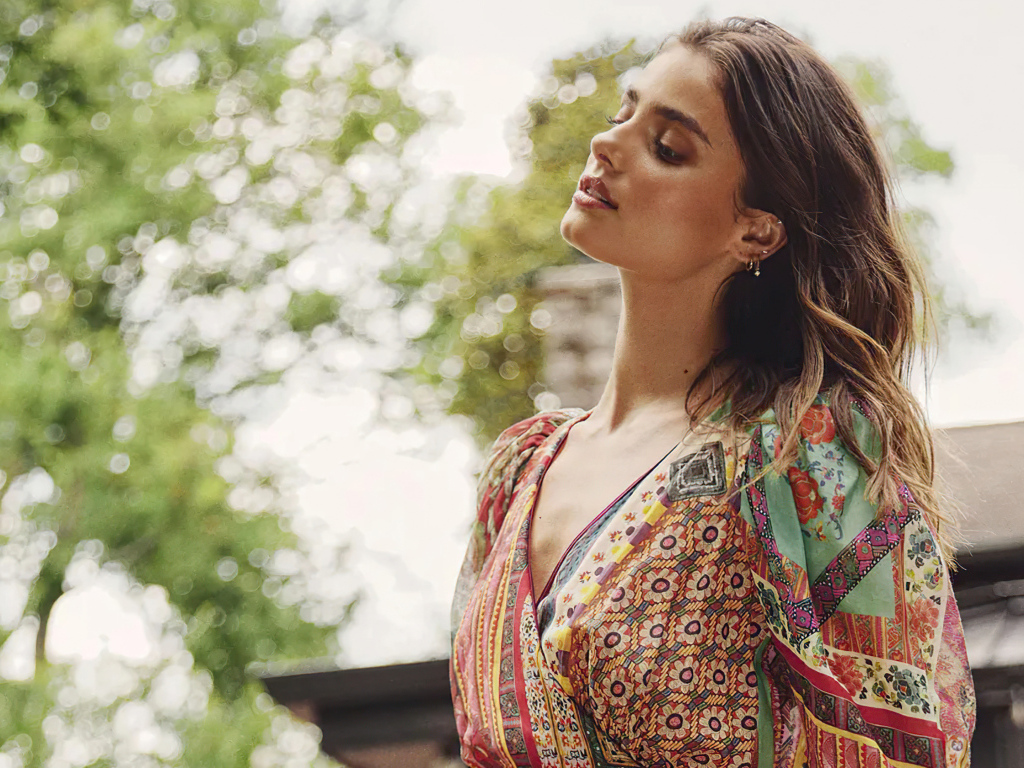 Актриса Тейлор Хилл в платье