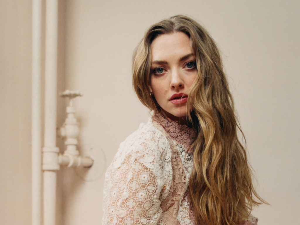 Американская актриса Аманда Сайфред в комнате