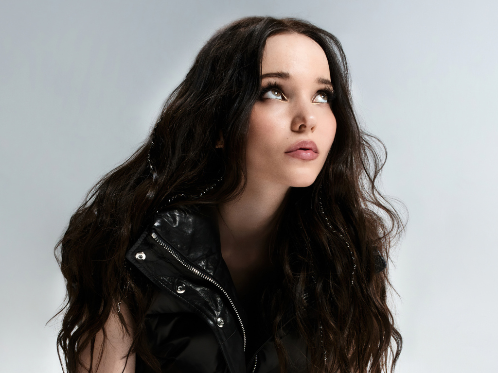 Американская актриса Дав Кэмерон с черными волосами