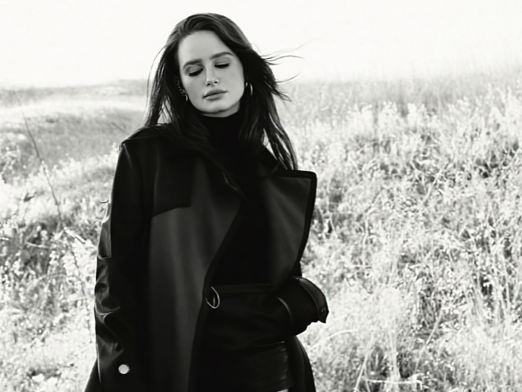 Американская актриса Мэделин Петш в черном пальто