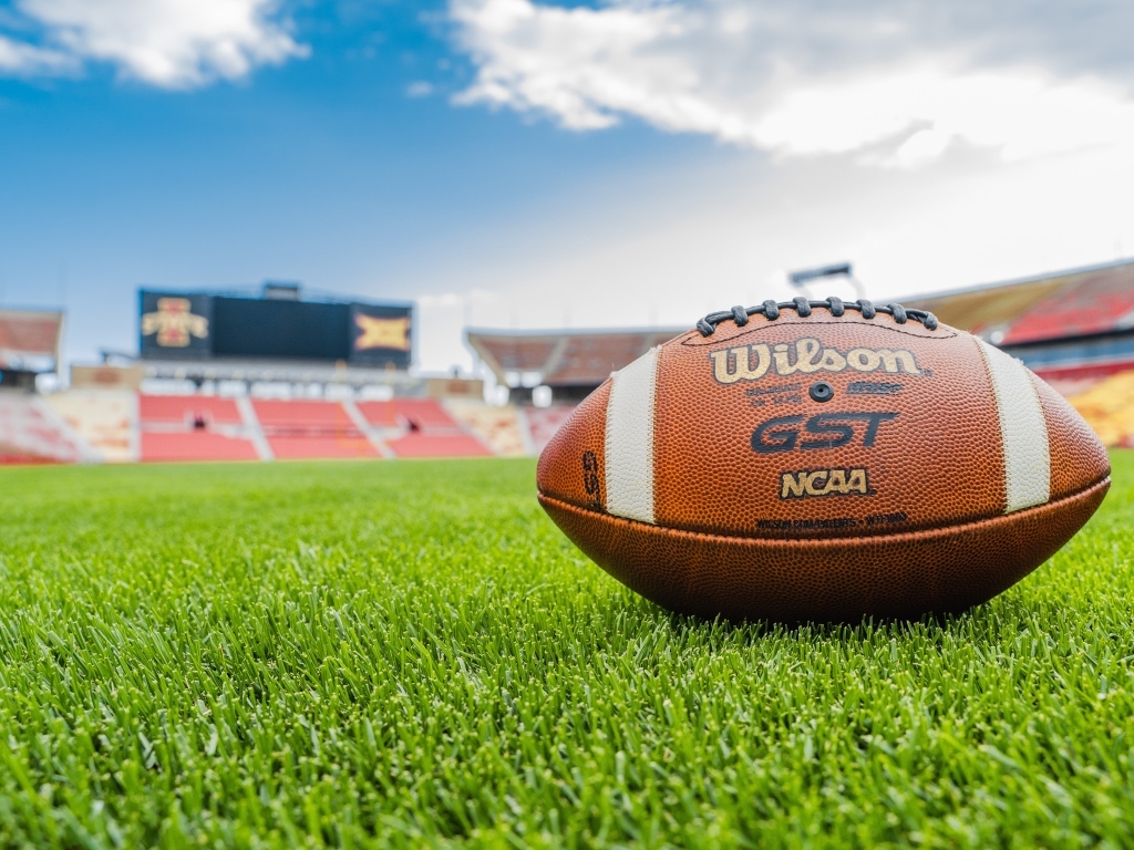 Мяч для американского футбола на поле