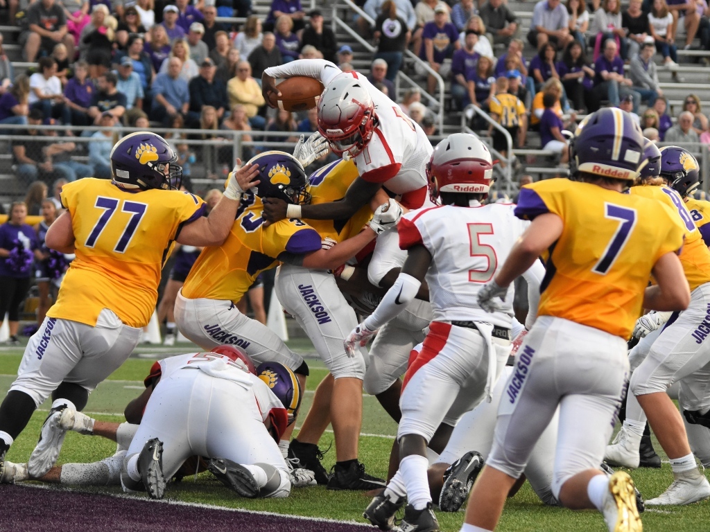 Игроки в американский футбол на поле