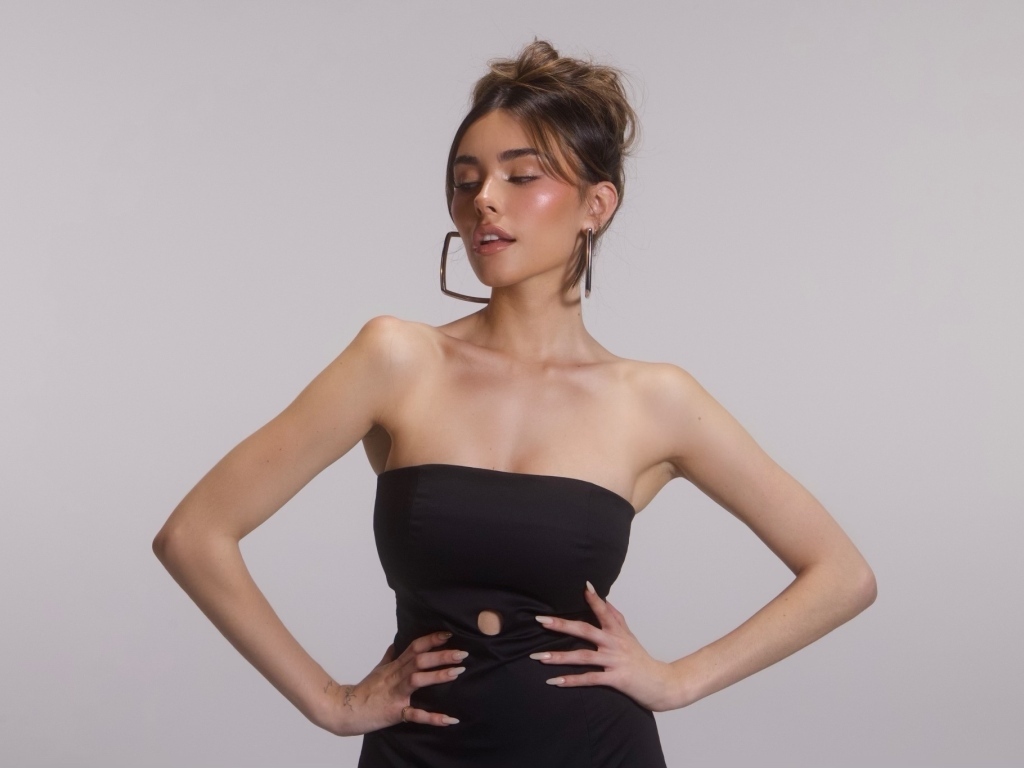 Американская певица Мэдисон Бир в черном платье