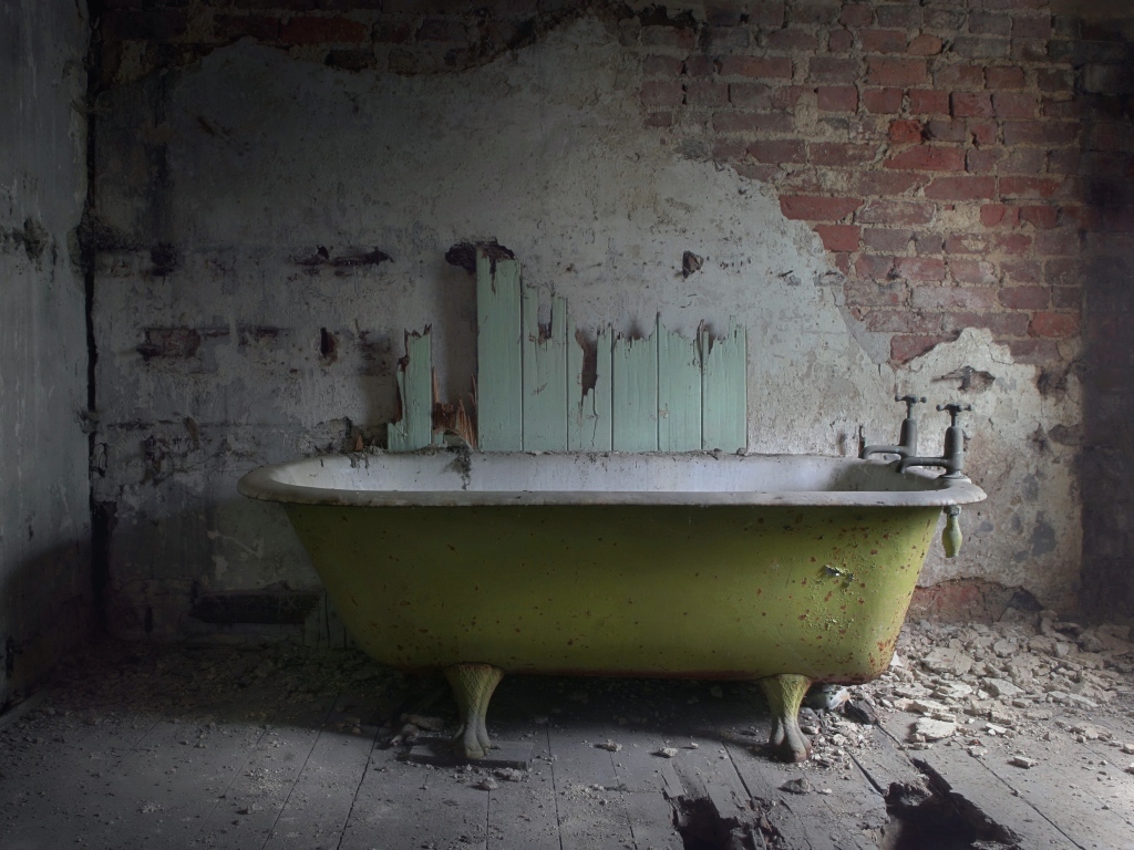 Ванная в разрушенной старой ванной комнате