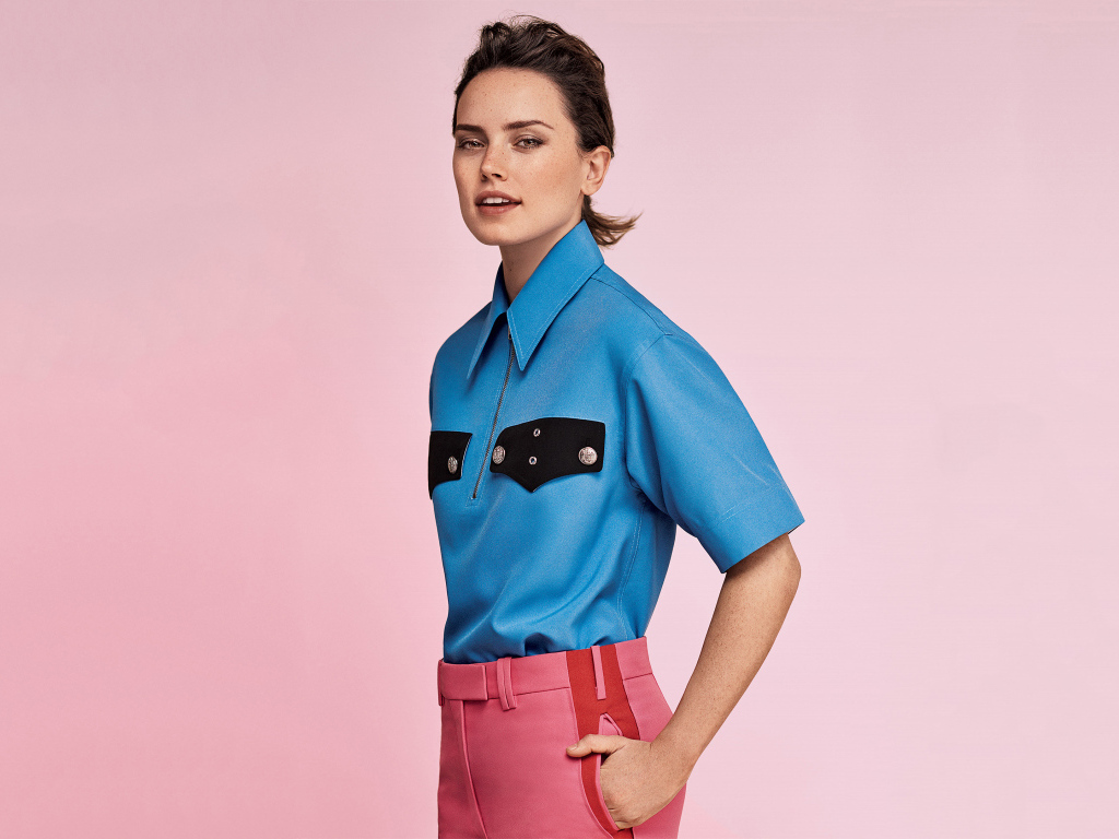 Красивая актриса Дейзи Ридли в костюме на розовом фоне