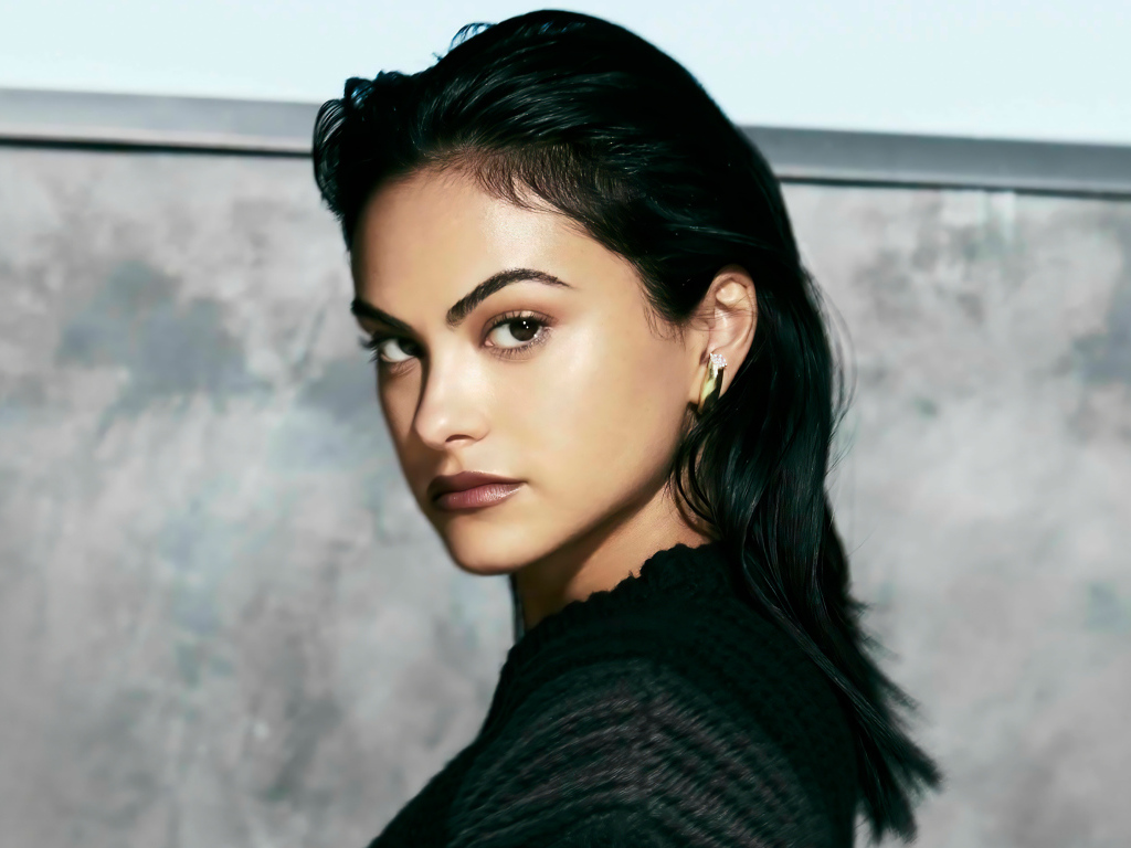 Красивая брюнетка Камила Мендес
