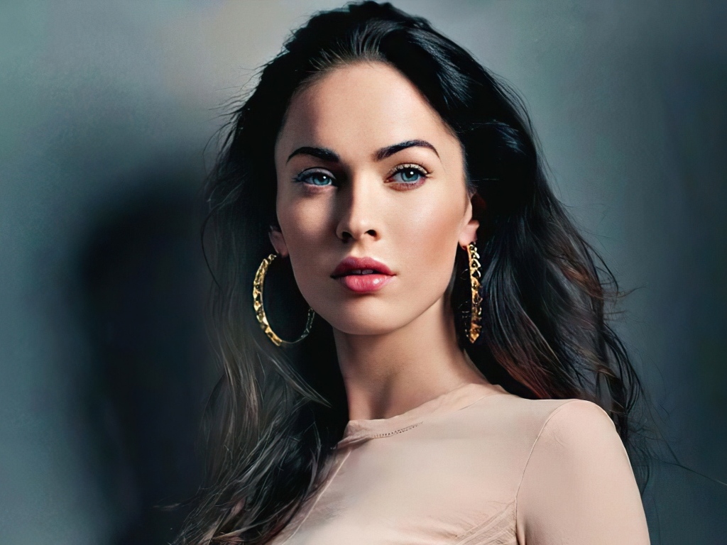 Красивая брюнетка актриса Меган Фокс