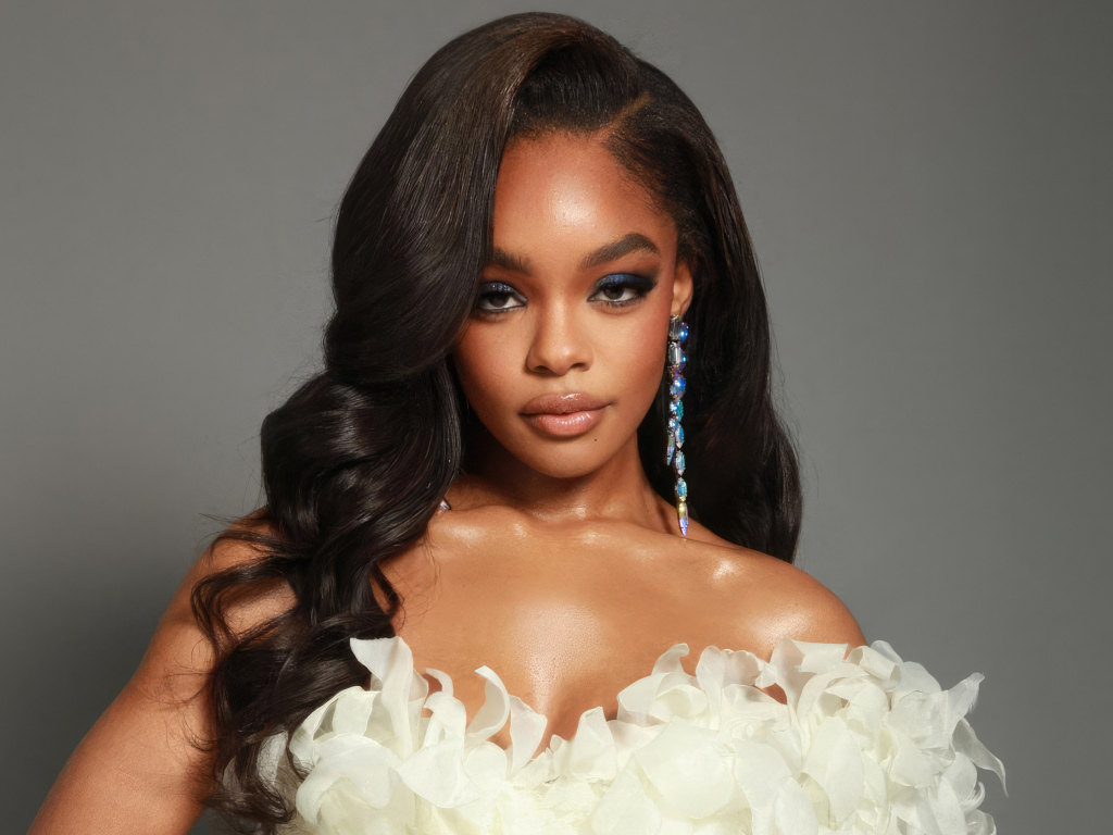 Красивое платье на актрисе Марсай Мартин