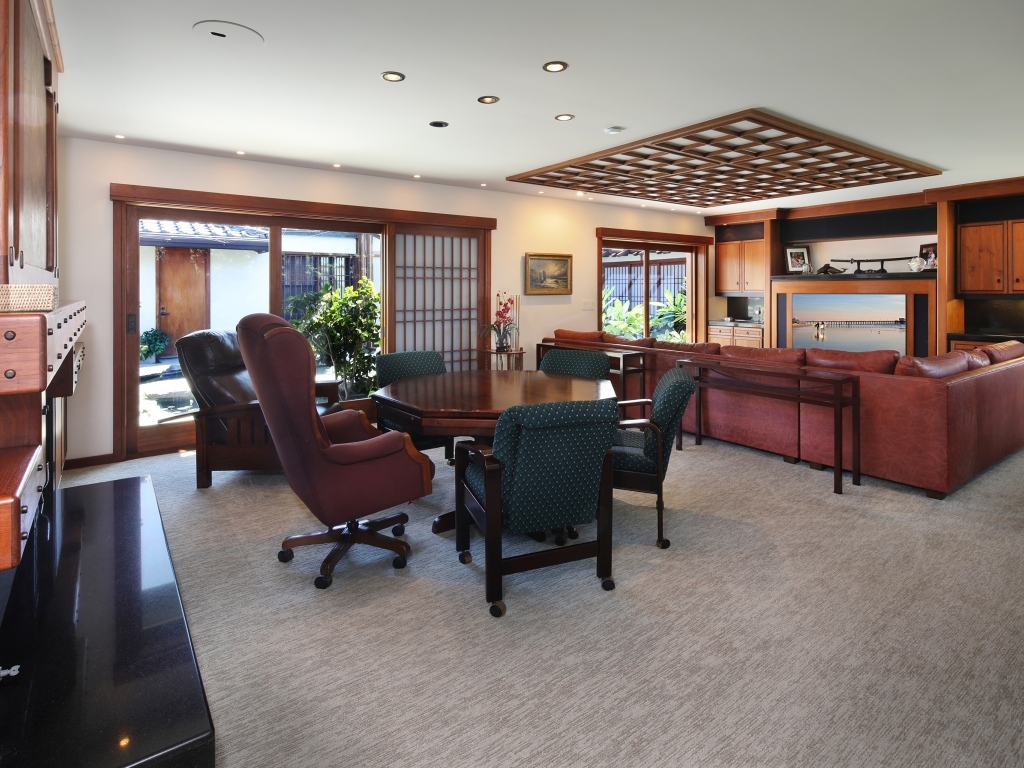 Красивая деревянная мебель в гостиной