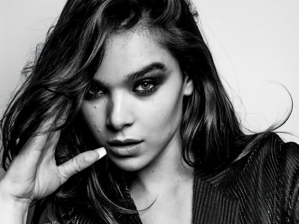 Черно-белое фото актрисы Хейли Стейнфилд на сером фоне