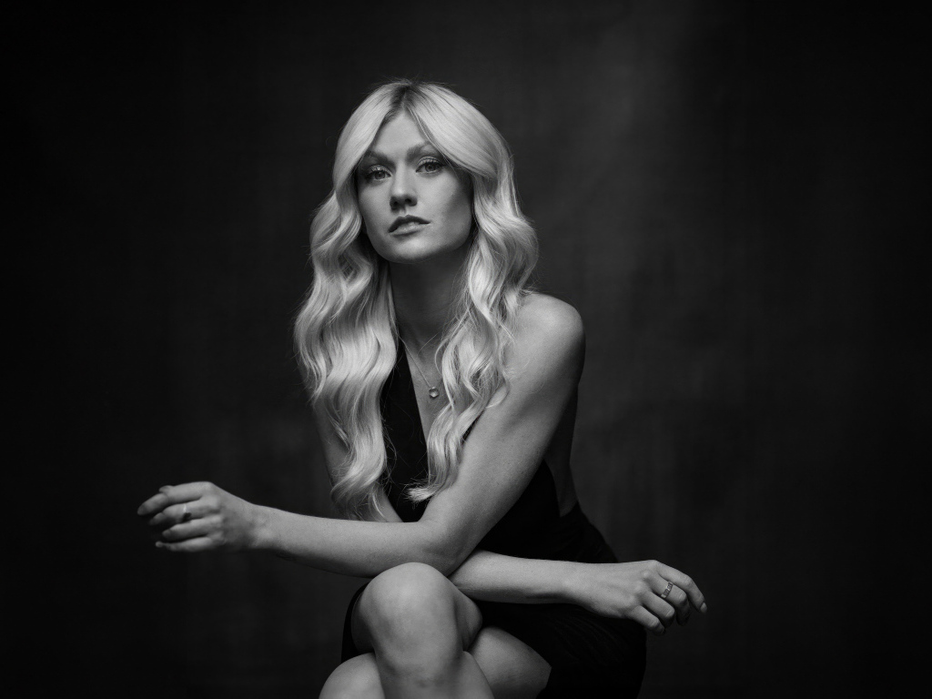 Черно-белое фото актрисы Кэтрин Макнамара