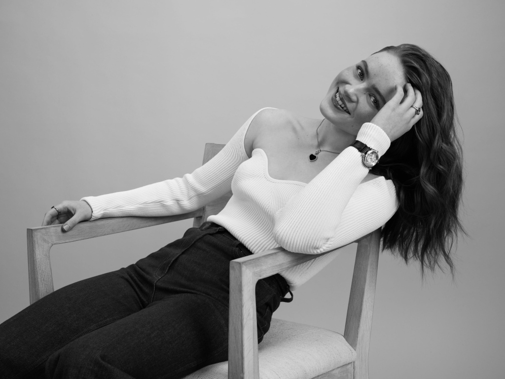 Черно-белое фото актрисы Сэди Синк