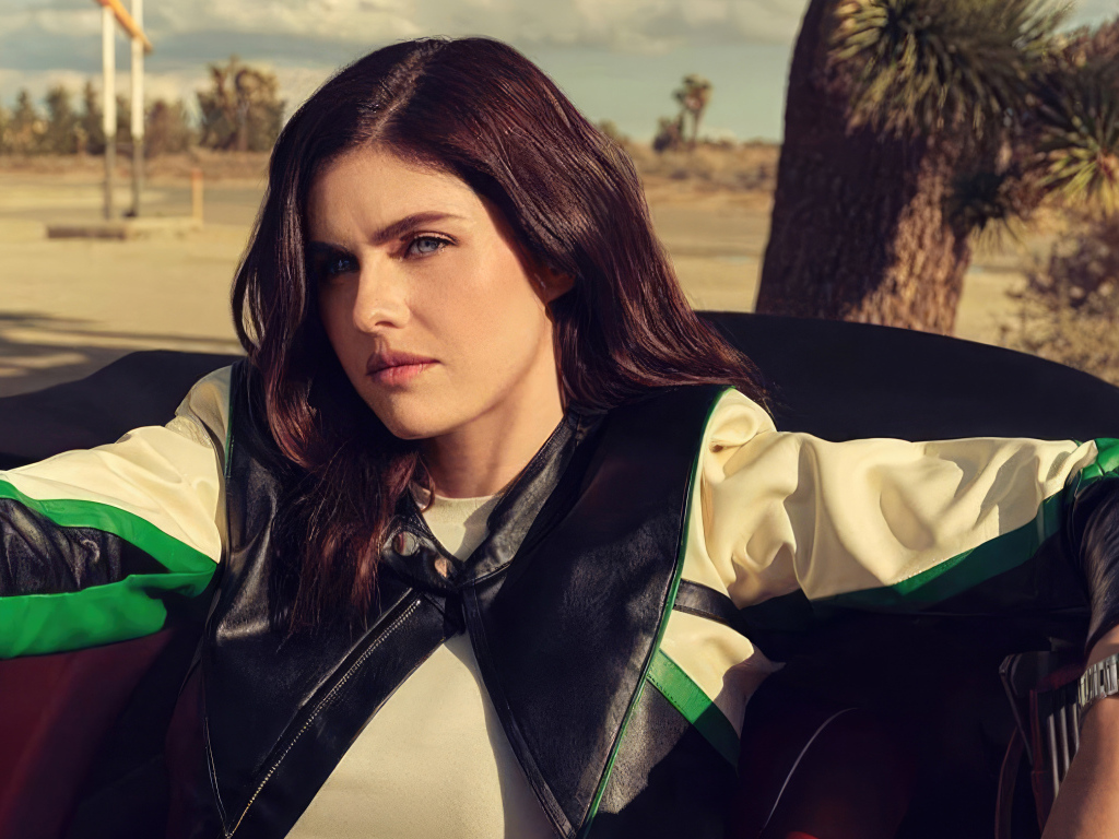 Голубоглазая актриса Александра Даддарио сидит в авто