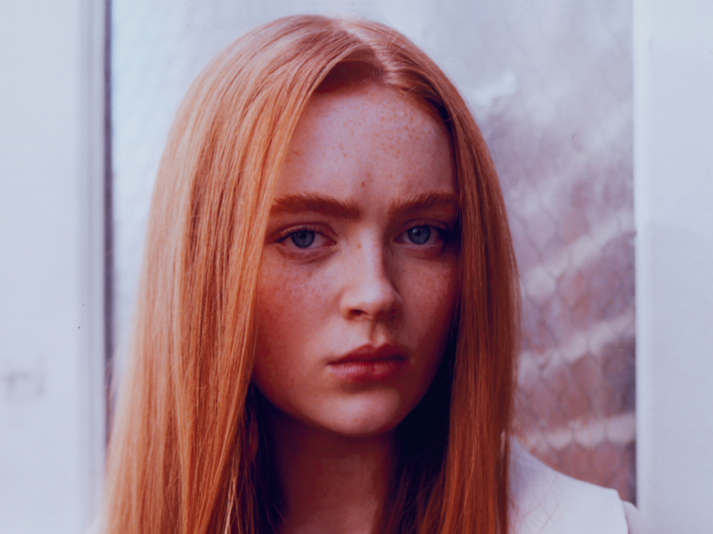 Голубоглазая рыжеволосая девушка Сэди Синк