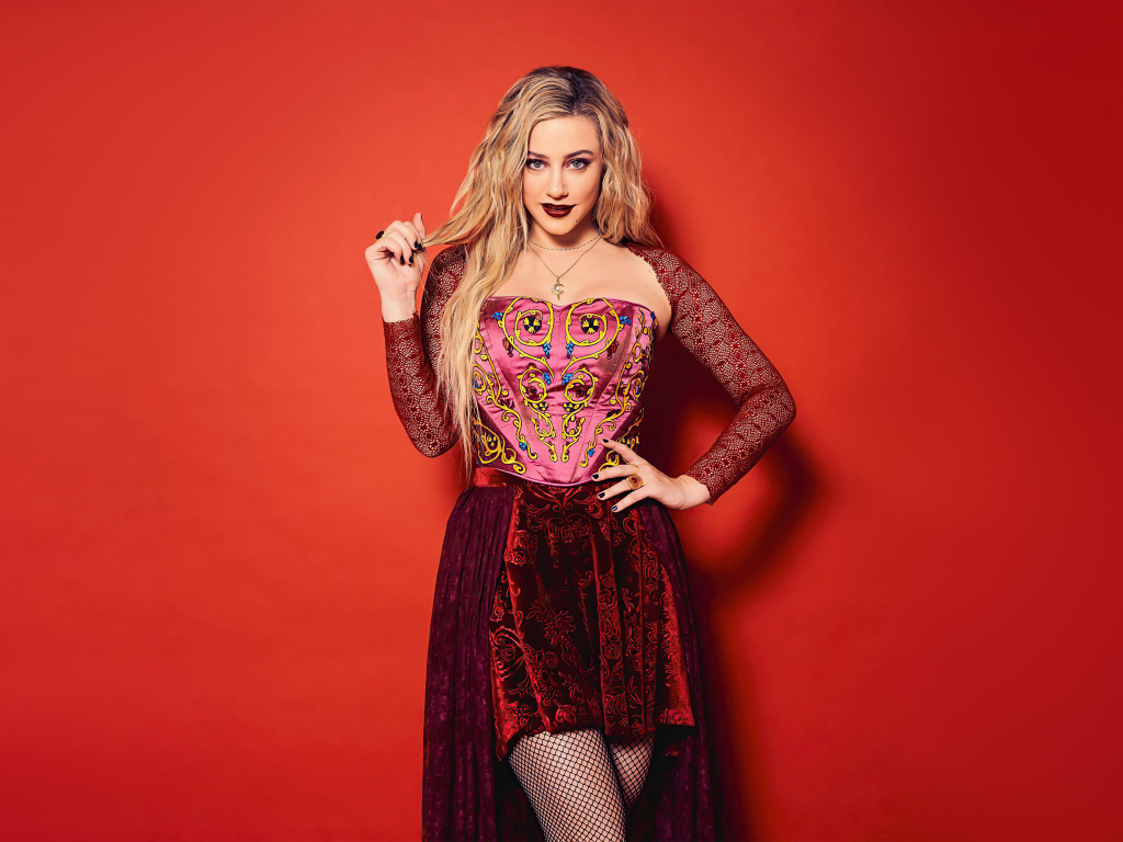 Яркая актриса Лили Рейнхарт на красном фоне