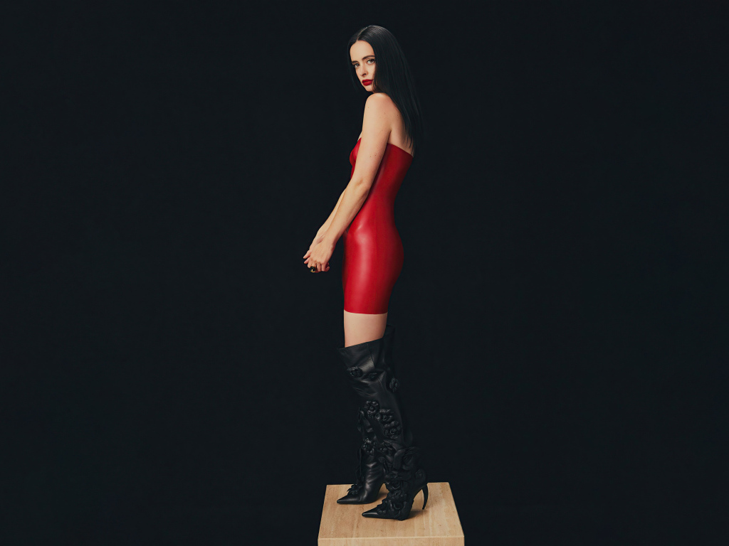 Яркая брюнетка актриса Кристен Риттер в красном платье на черном фоне