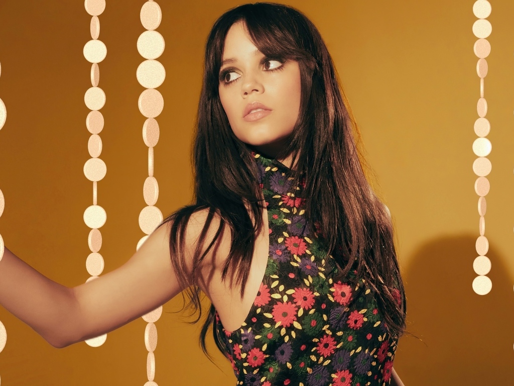 Яркая девушка актриса Дженна Ортега