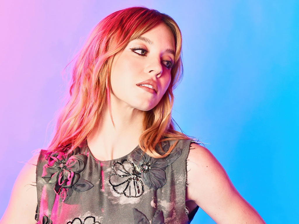 Милая рыжеволосая девушка актриса Сидни Суини