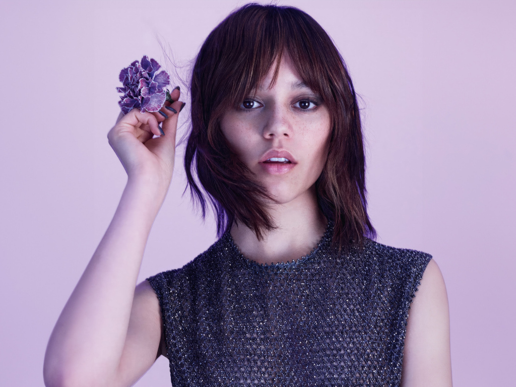 Милая молодая девушка актриса Дженна Ортега с цветком в руках