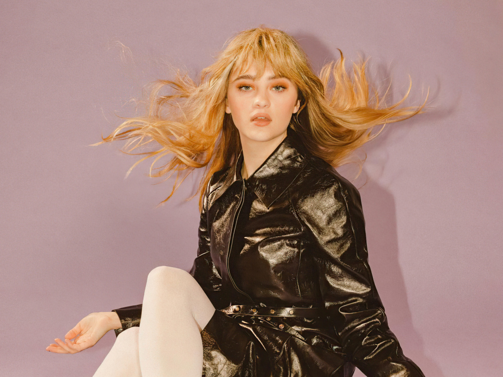 Девушка в черной куртке актриса Лиззи Грин