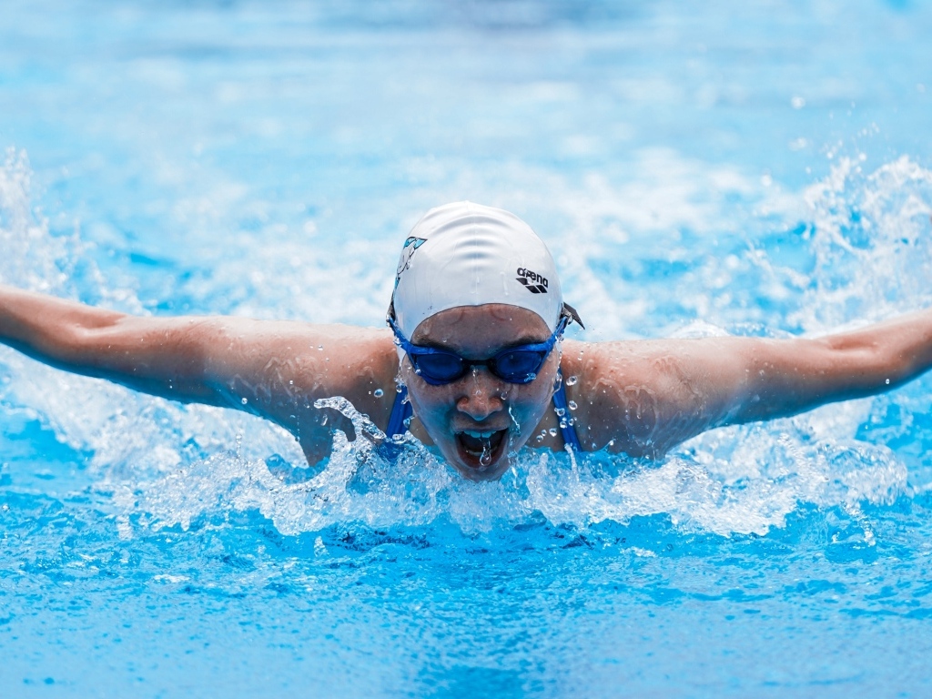 Девушка пловец в бассейне