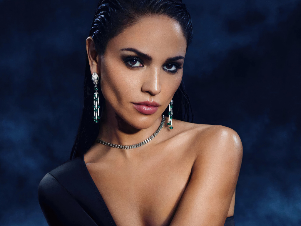 Жгучая актриса Эйса Гонсалес в черном платье