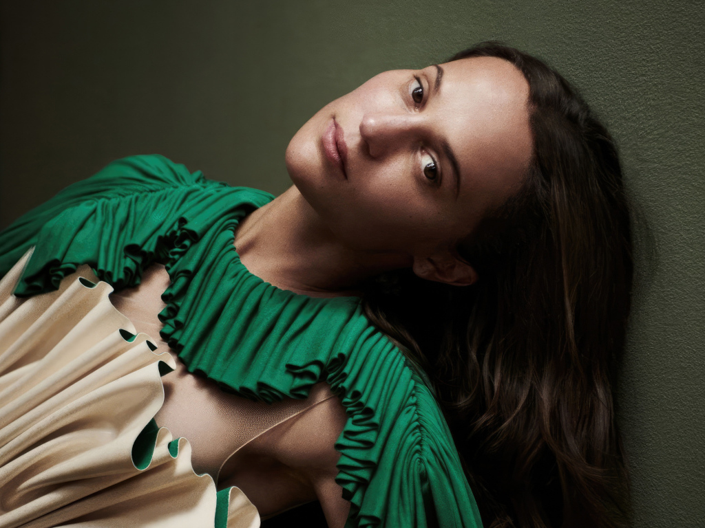 Длинноволосая актриса Алисия Викандер у стены